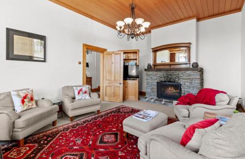 Queenstown City Centre Casa | Historic Stonehouse & Alley Cottage - Sleeps 14 with spa pool