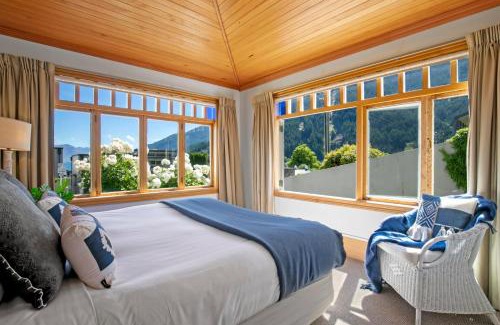 Queenstown City Centre Casa | Historic Stonehouse & Alley Cottage - Sleeps 14 with spa pool