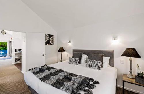 Queenstown City Centre Casa | Historic Stonehouse & Alley Cottage - Sleeps 14 with spa pool