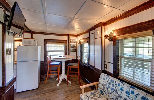 Avon Apartamento | Historic suite with a private hot tub!