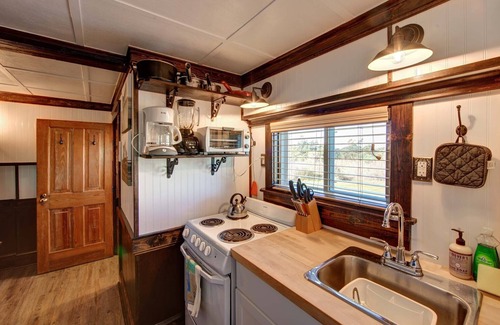 Avon Apartamento | Historic suite with a private hot tub!