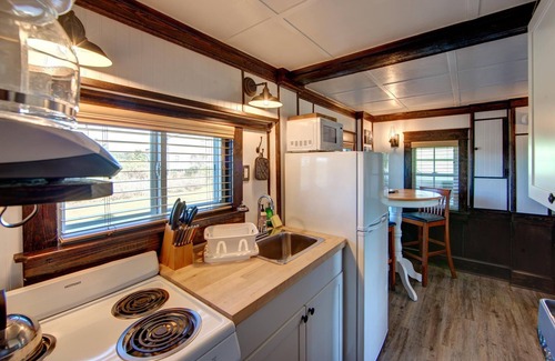 Avon Apartamento | Historic suite with a private hot tub!