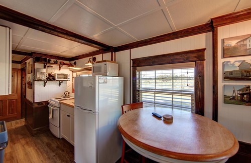Avon Apartamento | Historic suite with a private hot tub!