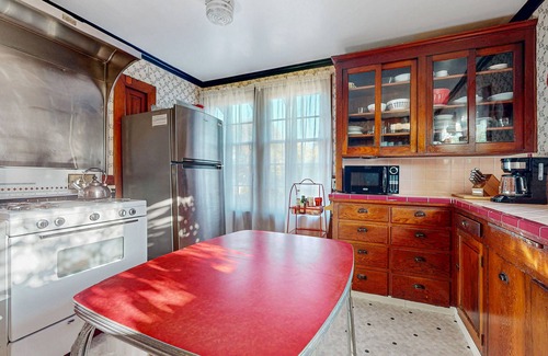 Downtown Casa | Histórica casa de tres dormitorios cerca de tiendas y restaurantes: a una cuadra de Humbolt Bay