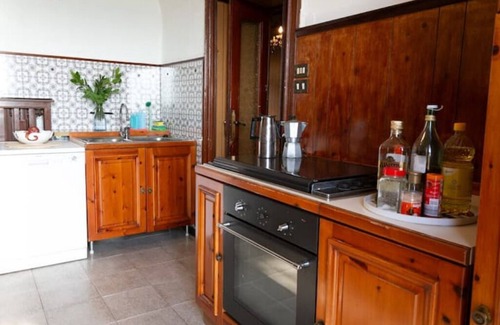 Netro Otro | Historic Town House in Vineyard