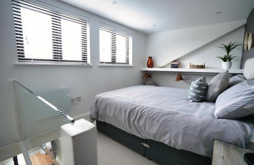 Tring Casa | Historic Tring 2 Story Flat on High Street