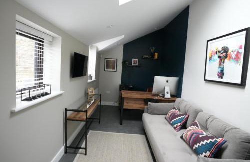 Tring Casa | Historic Tring 2 Story Flat on High Street