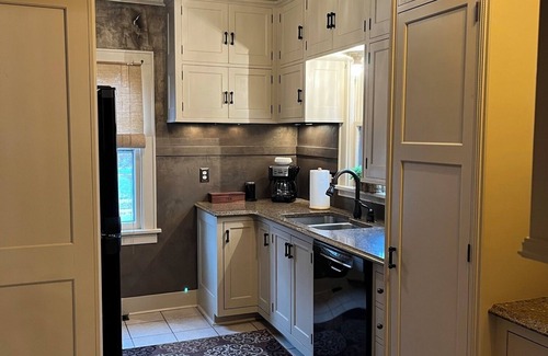 Sioux Falls Casa | Historic Twin Tudors Inn Southeast Room (KP1400SE)