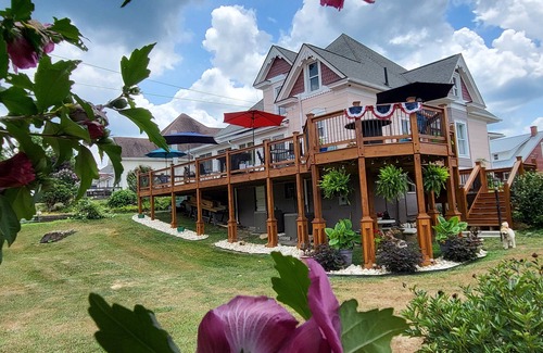 Fries Casa | Historic Victorian New River views w/easy New River Trail access