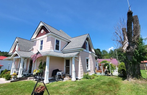 Fries Casa | Historic Victorian New River views w/easy New River Trail access