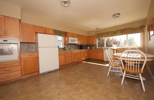 Dayton Casa | Historic Vineyard Escape-3 bedroom, 2 bathrooms, with patio and vintage charm.