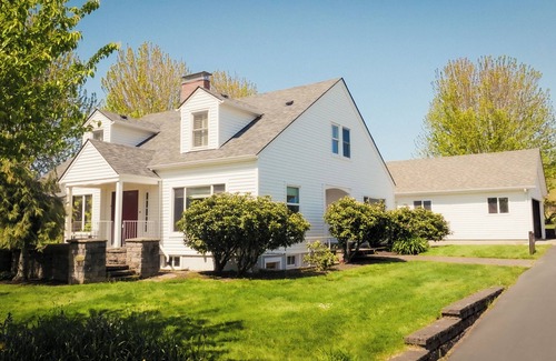 Dayton Casa | Historic Vineyard Escape-3 bedroom, 2 bathrooms, with patio and vintage charm.