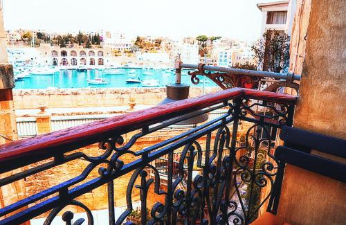 Birgu Apartamento | Historic Vittoriosa Maisonette with Sea View