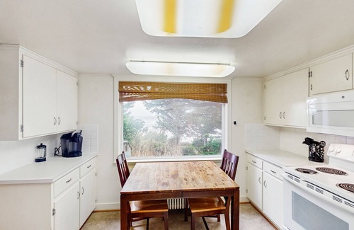 Newport Casa | Histórico, frente al mar, con el perro en casa w / cierre de acceso a la playa y jacuzzi privado