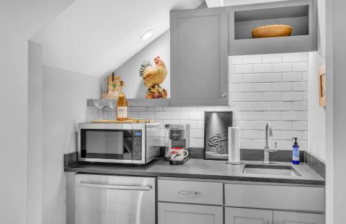Richland Casa | Historic West End Guest Studio Suite by SkyRun Nashville