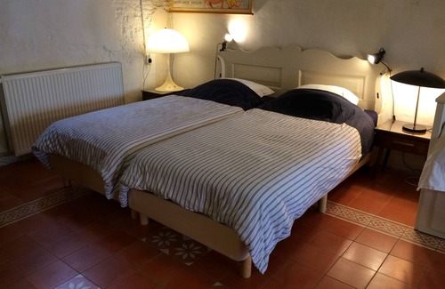 Utrecht City Center Cama Y Desayuno | Historic Wharf apartment on the canal in the city center