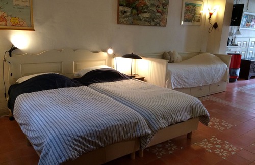 Utrecht City Center Cama Y Desayuno | Historic Wharf apartment on the canal in the city center