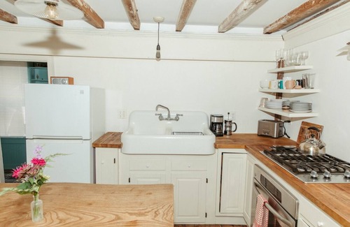 Northampton Casa | Historic Williams House 2-bedroom downtown Northampton with AC, WiFi