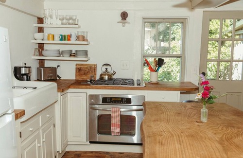 Northampton Casa | Historic Williams House 2-bedroom downtown Northampton with AC, WiFi