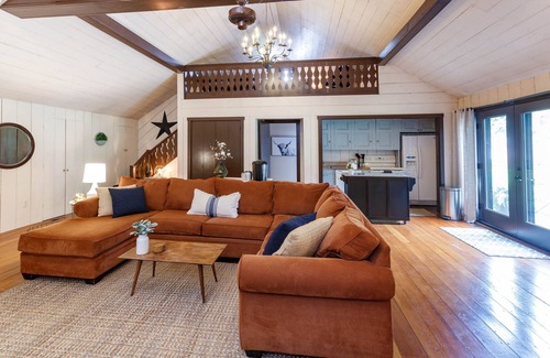 Brownstown Apartamento | Histórico, pero moderno Carriage House Loft Apartment ubicado en el condado de Lancaster.
