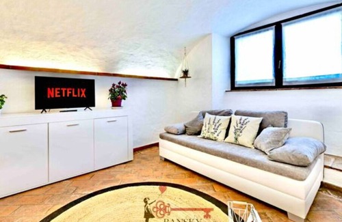 Caslano Apartamento | Historical Center 'Heart of Lavender' Apartment