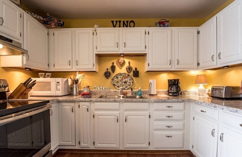 Lake Geneva Apartamento | Historical Downtown Geneva Bungalow |Upper Unit |Parking for 3 |Walkable |Near Shops & Restaurants