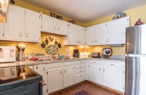 Lake Geneva Apartamento | Historical Downtown Geneva Bungalow |Upper Unit |Parking for 3 |Walkable |Near Shops & Restaurants