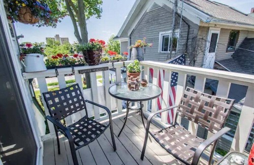 Lake Geneva Apartamento | Historical Downtown Geneva Bungalow |Upper Unit |Parking for 3 |Walkable |Near Shops & Restaurants