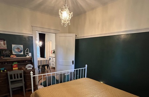 Lee's Summit Otro | Historical farmhouse close to shopping and dining.