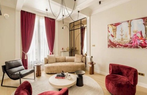 Chaillot Apartamento | HISTORICAL GRANDEUR WITH MODERN LUXURY STEPS FROM GOLDEN TRIANGLE–AVENUE KLEBER