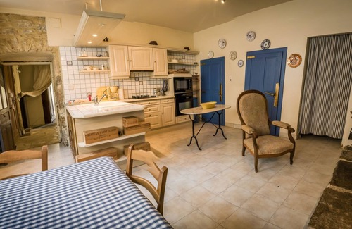 Bretenoux Casa | Casa histórica con carácter, calma y espacio.