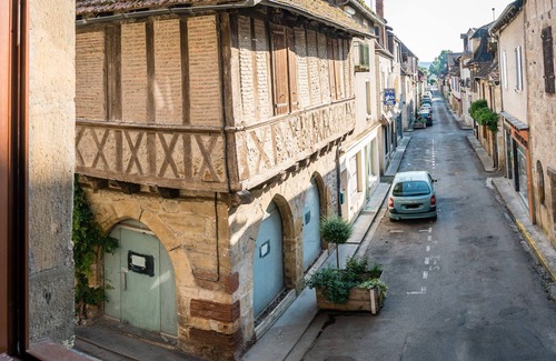 Bretenoux Casa | Casa histórica con carácter, calma y espacio.