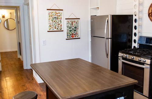 Beaver Cabina | Historical Lakefront Lux 2 Bed Eureka Beaver Lodge
