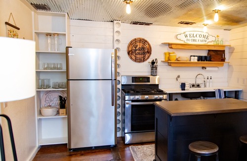 Beaver Cabina | Historical Lakefront Lux 2 Bed Eureka Beaver Lodge