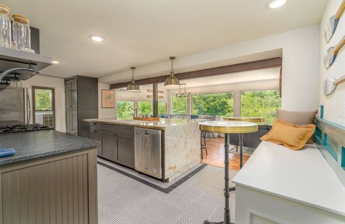 Beaver Cabina | Historical LAKEFRONT Luxury 7 Bedroom - Eureka!