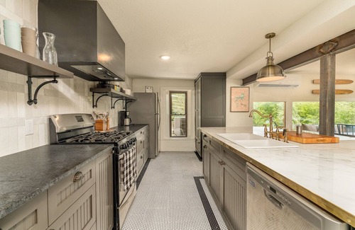 Beaver Cabina | Historical LAKEFRONT Luxury 7 Bedroom - Eureka!