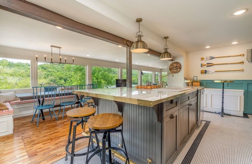 Beaver Cabina | Historical LAKEFRONT Luxury 7 Bedroom - Eureka!