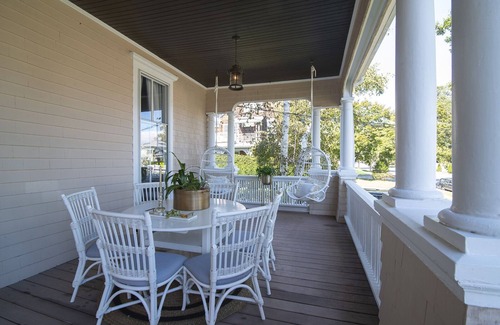 New London Casa | Historical New England coastal holiday home-2 min. from Ocean Beach