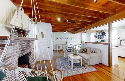West Boothbay Harbor Casa | Historical New England home, outdoor shower , Dog-friendly