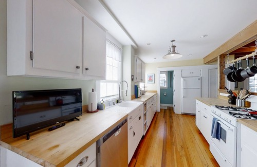 West Boothbay Harbor Casa | Historical New England home, outdoor shower , Dog-friendly