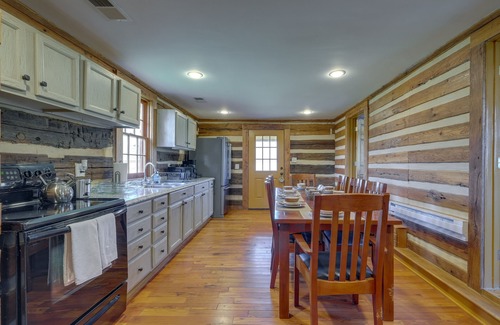 Paris Cabina | Historical Paris Cabin on Farm w/ Fire Pit!