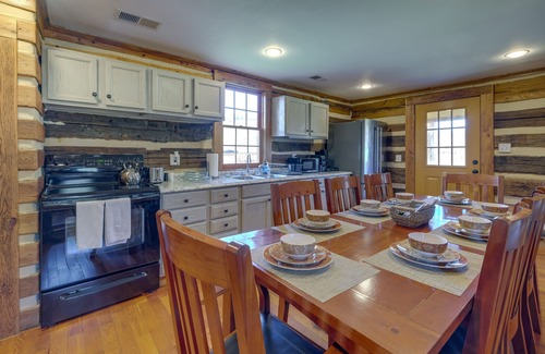 Paris Cabina | Historical Paris Cabin on Farm w/ Fire Pit!
