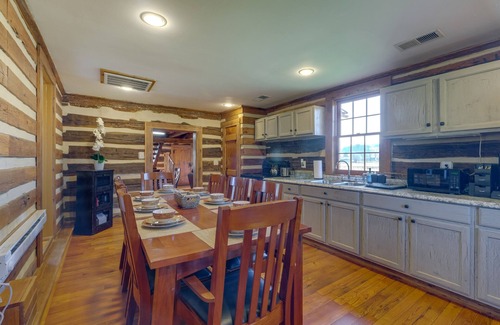 Paris Cabina | Historical Paris Cabin on Farm w/ Fire Pit!