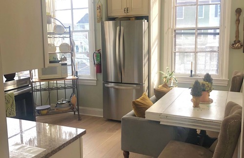 Cape May Apartamento | Historical Victorian 2 bedroom Flat 1 block from Beach JUST RENOVATED!