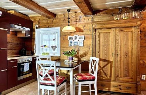 Grossschoenau Apartamento | Historische Blockstube anno 1763 - Romantisches Studio-Apartment mit Infrarot-Sauna
