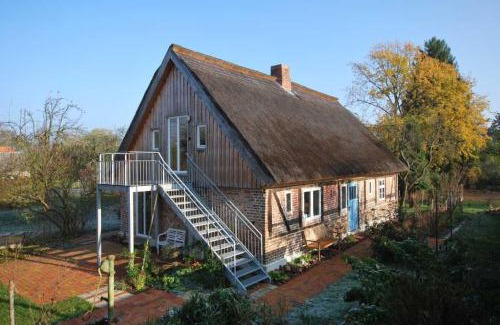 Bellin Casa | Historisches Reetdachhaus mit Bauwagen und großem Obstgarten