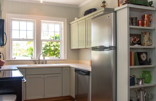 Historic Downtown Manteo Casa | History Loves Company-1920's Arts and Crafts Sears Kit Home-family / dog Friendly