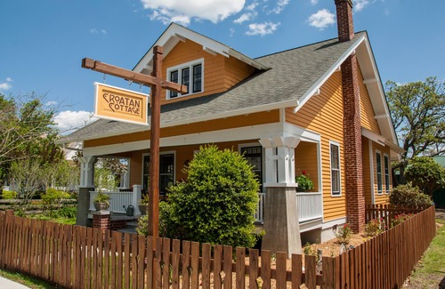 Historic Downtown Manteo Casa | History Loves Company-1920's Arts and Crafts Sears Kit Home-family / dog Friendly