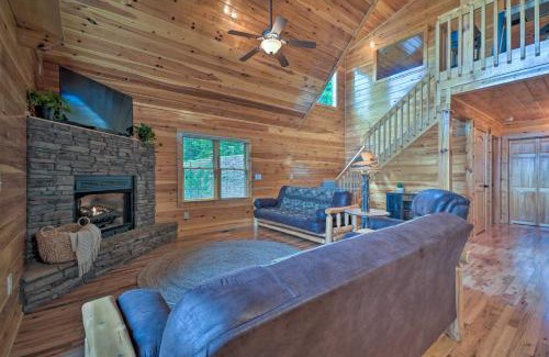 Unaka Casa | Hiwassee Hideaway Cabin with Mountain Views!