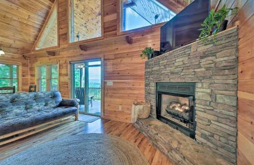 Unaka Casa | Hiwassee Hideaway Cabin with Mountain Views!